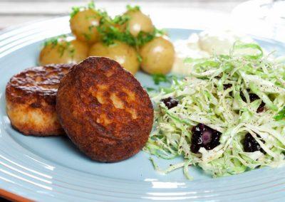 Fiskefrikadelle med coleslaw og luftig remoulade