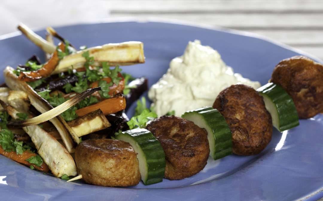 Fiskefrikadeller på spyd med rodfrugter og dip