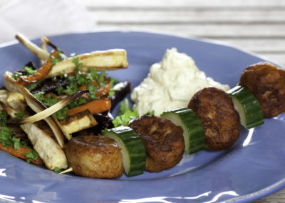 Fiskefrikadeller på spyd med rodfrugter og dip