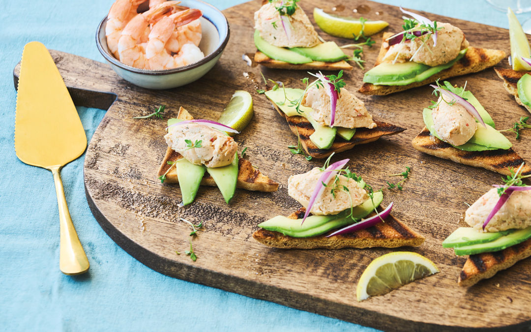 Skaldyrspaté med avocado på sprødt sandwichbrød